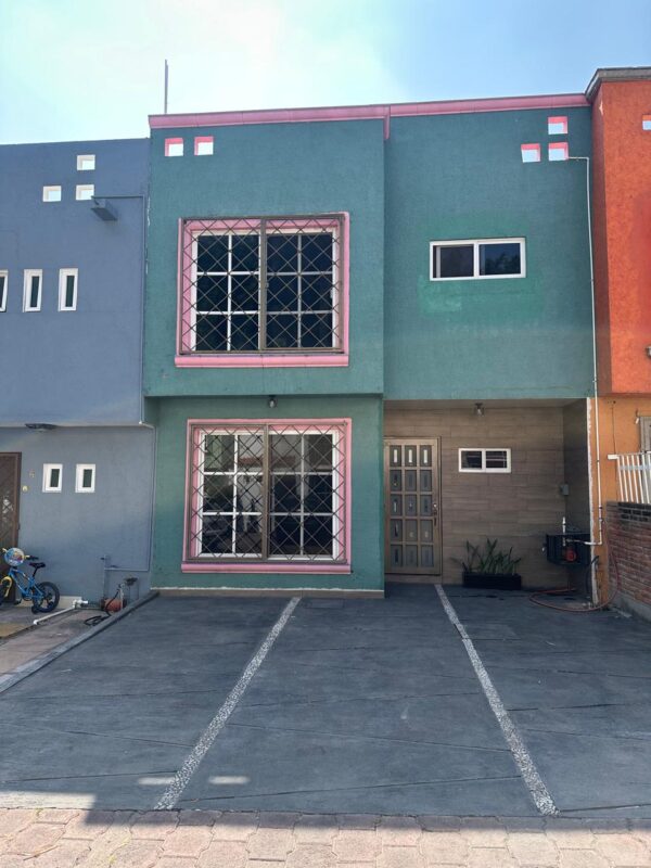 VENTA de CASA Ubicada en Acapatzingo a un lado de segunda puerta afuera de Tabachines