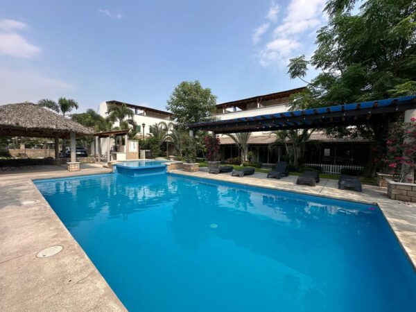 PRECIOSA CASA en EMILIANO ZAPATA A 3 min del Téc de Monterrey