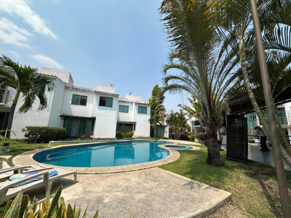CASA EN VENTA en FRACCIONAMIENTO EL PALMAR EMILIANO ZAPATA con ALBERCA, PALAPA, JARDÍN